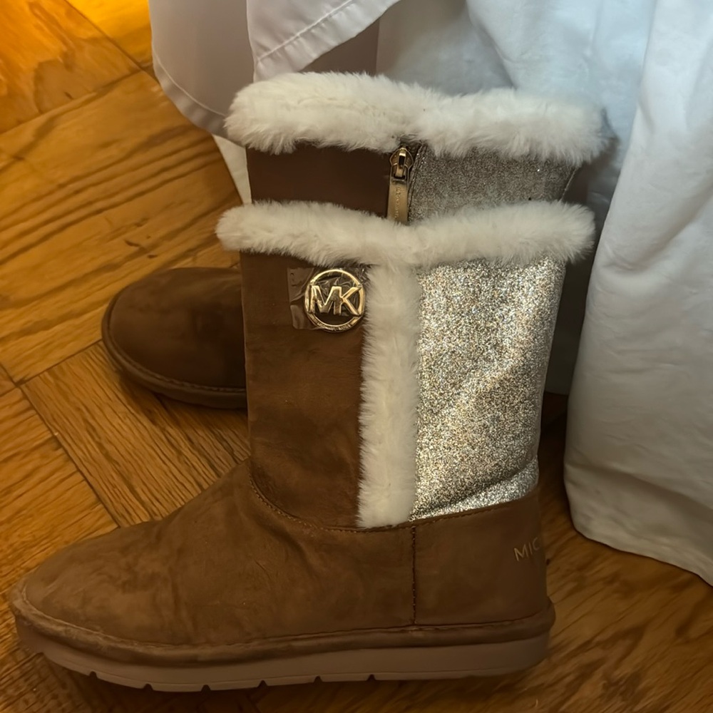 Michel Kors Big Girl Glitter Fuzzy Boots Size 4 - Picture 1 of 4